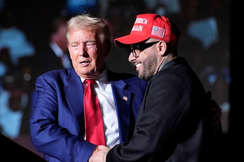 Nicky Jam endosa a Trump, pero el expresidente lo presentó pensando que era una mujer
