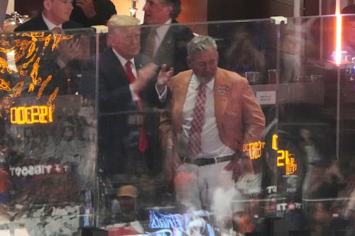 Así fue el momento en que Trump fue abucheado durante el himno en las Finales NBA