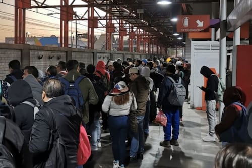 Metro CDMX colapsa por alta afluencia: usuarios denuncian trenes detenidos y avance lento
