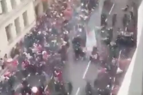 Tragedia en Liverpool: Atropellan a aficionados durante festejos del campeonato