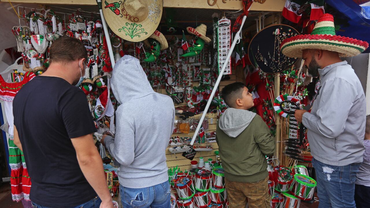 Ni la Ley sobre el Escudo, la Bandera y el Himno Nacionales, ni la de Propiedad Intelectual prohíbe la producción china; Tepito, San Juan de Dios y Pulga Río son los centros de distribución.
