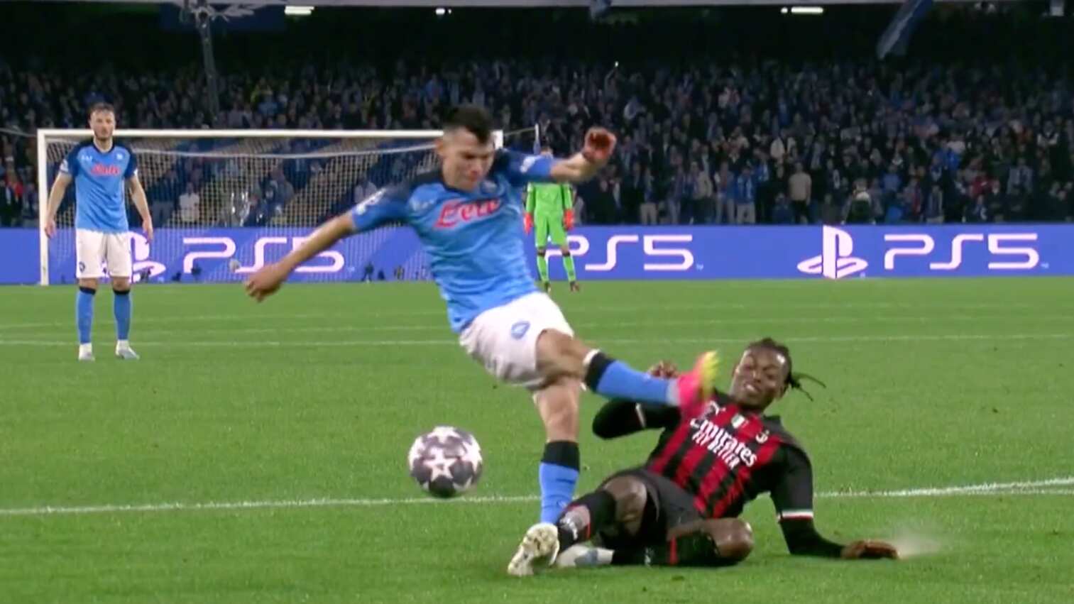 El delantero mexicano fue derribado por Rafael Leao I TNT Sports