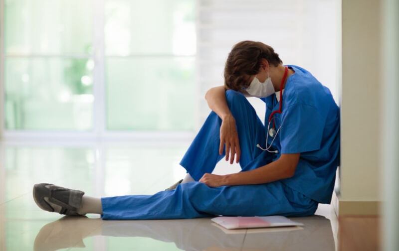 Los médicos luchan diariamente con el agotamiento laboral que su profesión les exigue.| Foto: Referencial