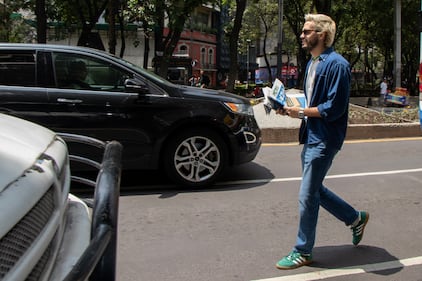 Morat reparte Publimetro en calles de CDMX