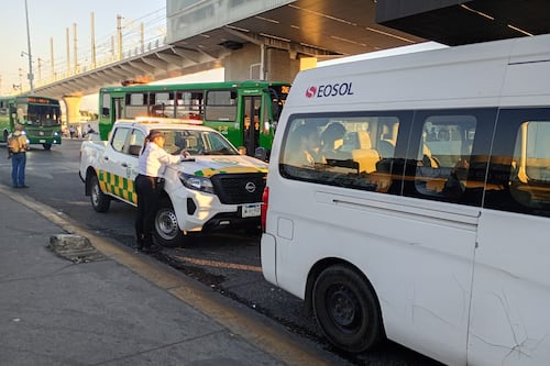 Retiran nueve vehículos sin permiso de centrales camioneras de Tlaquepaque y Zapopan