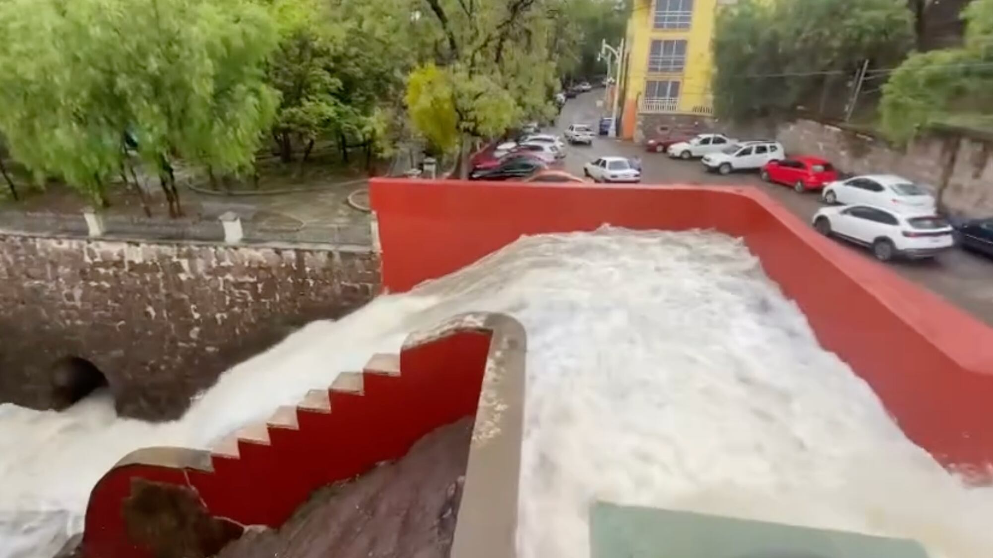 Abren las compuertas de la presa de La Olla.