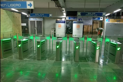 Metro de CDMX instala nuevas puertas automáticas: así funciona la modernización de acceso