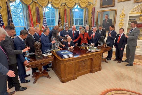 Pastores rezan por Trump en el Despacho Oval para que triunfe en la guerra contra Irán