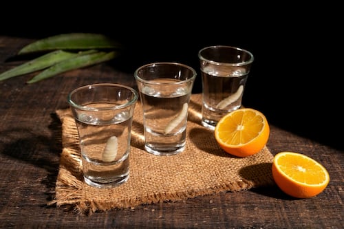 Disfruta de verdaderos destilados mexicanos en esta mezcalería con 4 generaciones de tradición