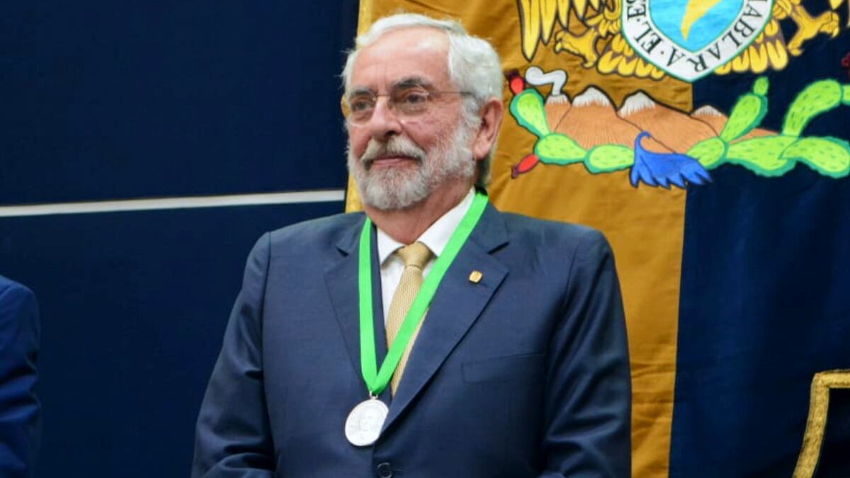 Antes de irse de la UNAM, Enrique Graue recibe la Presea Jorge Carpizo 2023 (Twitter / @COPRED_CDMX)