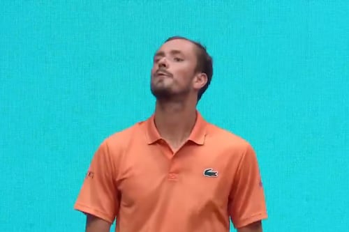 ¡Escándalo en Madrid! Medvedev escupe al público y roza la descalificación en un debut de furia