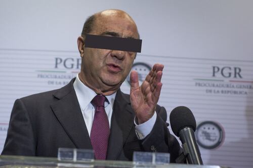 Jesús Murillo Karam es vigilado por media docena de policías en su casa