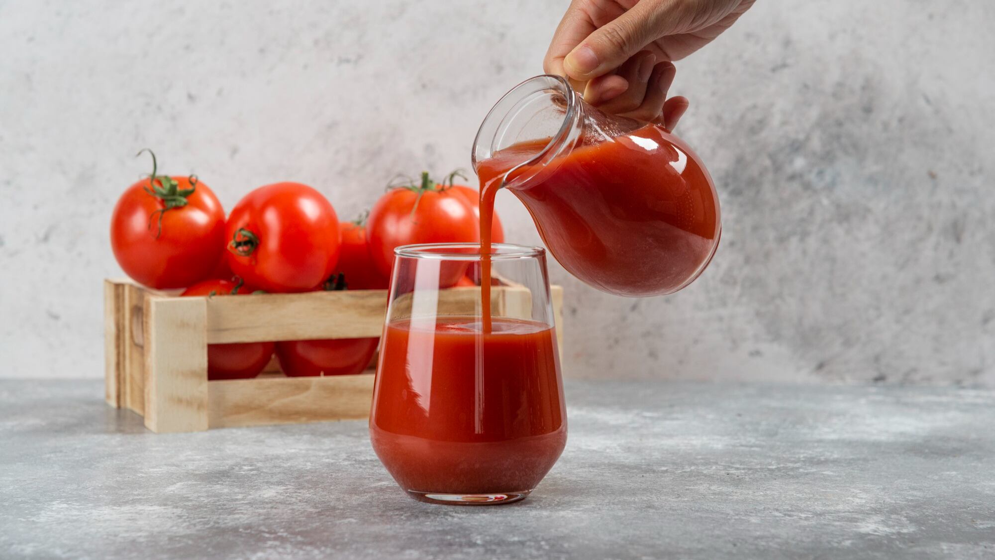 Descubre recetas refrescantes con jugo de tomate que transformarán tus días de calor extremo en experiencias deliciosas