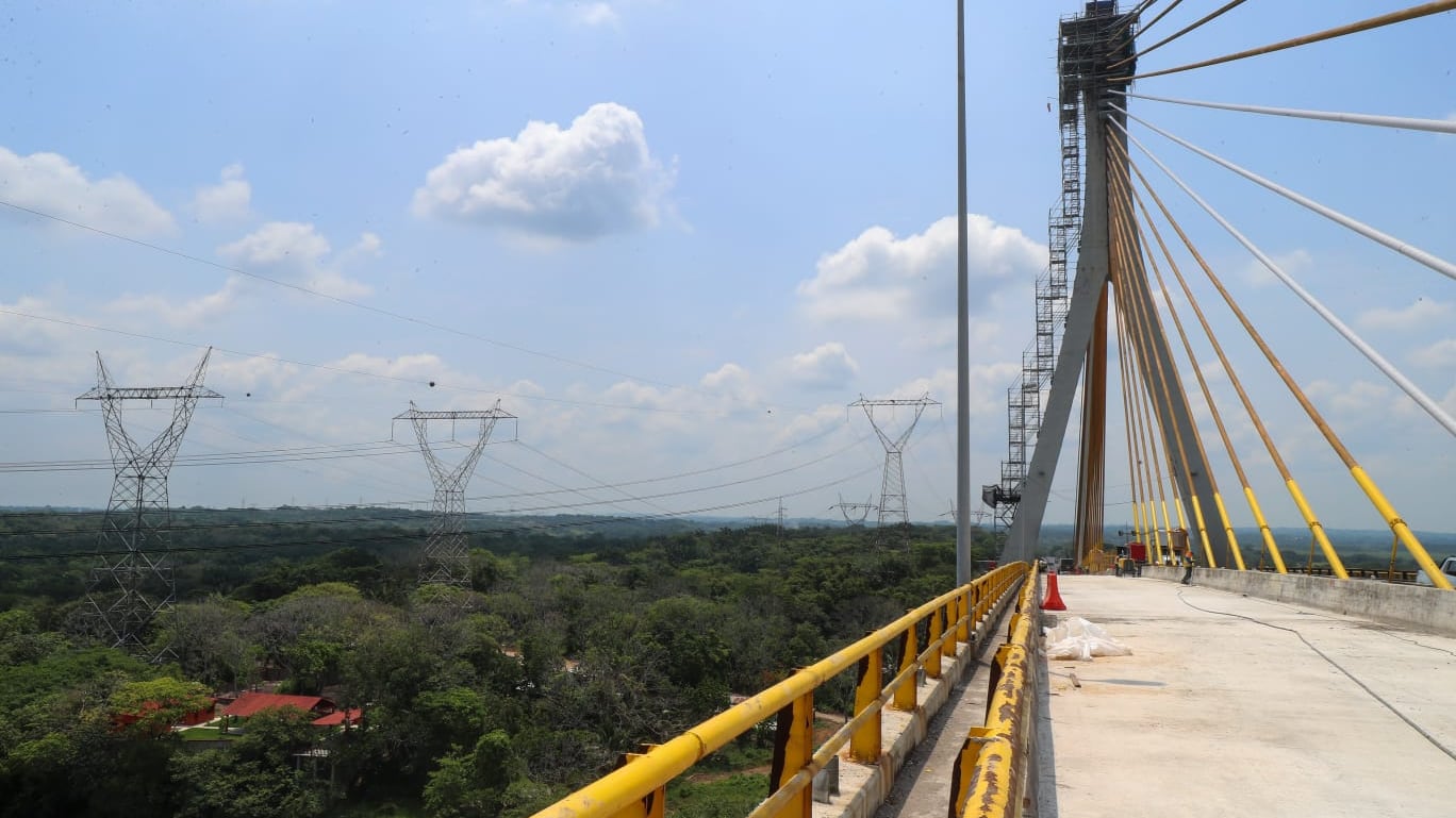 El puente “Antonio Dovalí Jaime” inició operaciones el 17 de octubre de 1984; es el primer puente atirantado construido en México y uno de los más importantes de su tipo en el mundo.