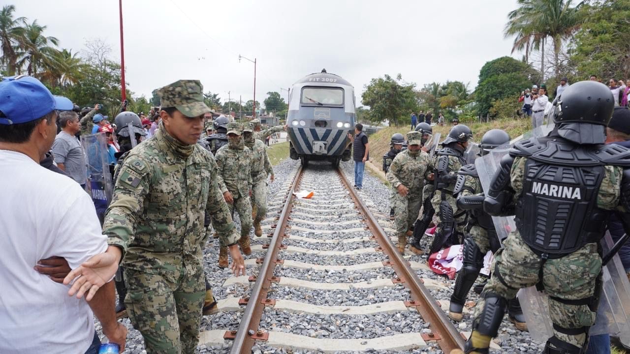 Desalojan a manifestantes que bloquearon vías del Tren Interoceánico en Oaxaca