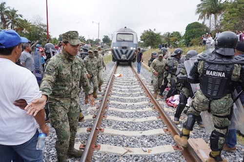 Desalojan a manifestantes que bloquearon vías del Tren Interoceánico en Oaxaca