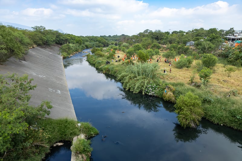 El Río Pesquería fue intervenido por un equipo encabezado por el gobernador.