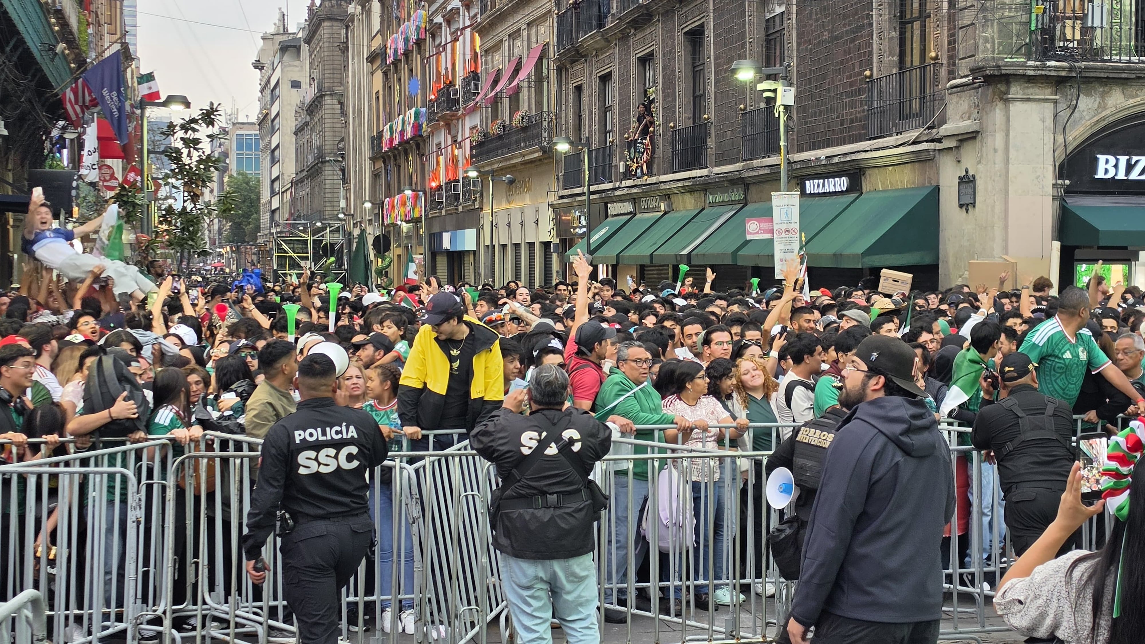 Ni la lluvia ni las largas filas frenaron la llegada de miles de aficionados que abarrotaron el Zócalo para vivir la transmisión del México vs Corea del Sur.