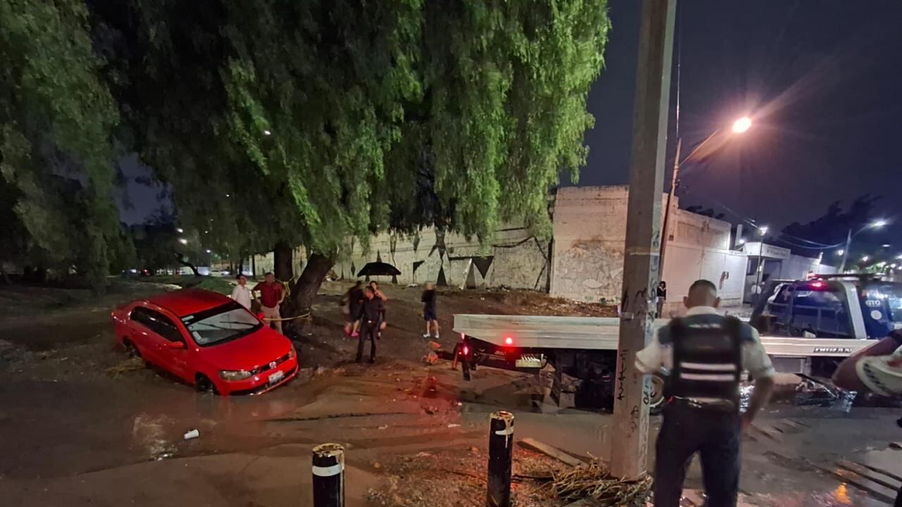 Lluvias intensas en León provocan el desbordamiento de arroyos y encharcamientos en varias colonias.