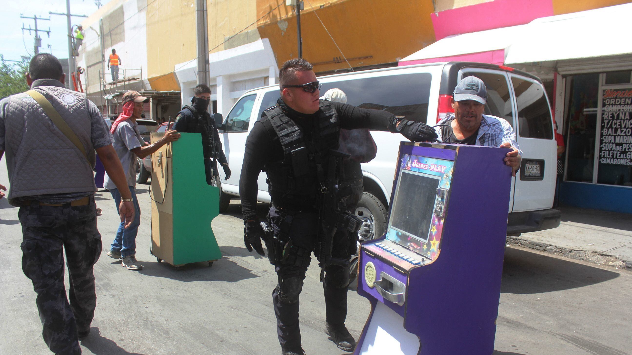 CIUDAD JUÁREZ, CHIHUAHUA, 15JUNIO2017.- Elementos de la PGR y Policía Estatal realizaron un operativo en el Centro de Juárez para decomisar maquinas "tragamonedas" como parte de investigaciones contra al ley de Juegos y Sorteos.
FOTO: NACHO RUIZ /CUARTOSCURO.COM