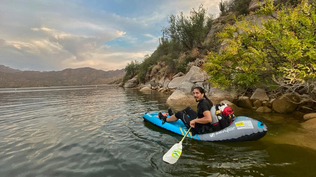 En esta fotografía proporcionada por Roxanne Cruz-de Hoyos, Gabriel Trujillo, estudiante de doctorado de la Universidad de California, efectúa investigación de campo en Arizona (AP).