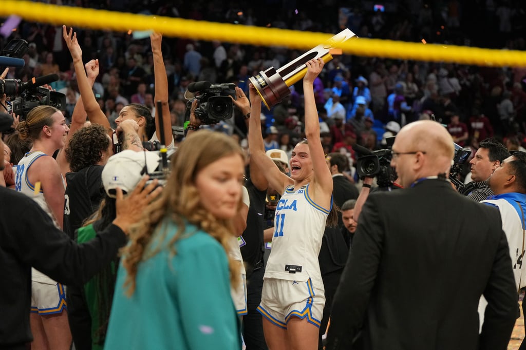 in the women's National Championship Final Four NCAA college basketball tournament game, Sunday, April 5, 2026, in Phoenix. (AP Photo/Rick Scuteri)