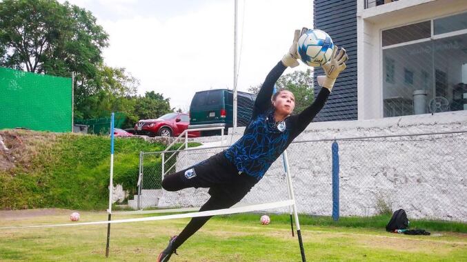 La futbolista busca triunfar con Gallos Blancos en la Liga MX Femenil I Instagram @karengomeze1