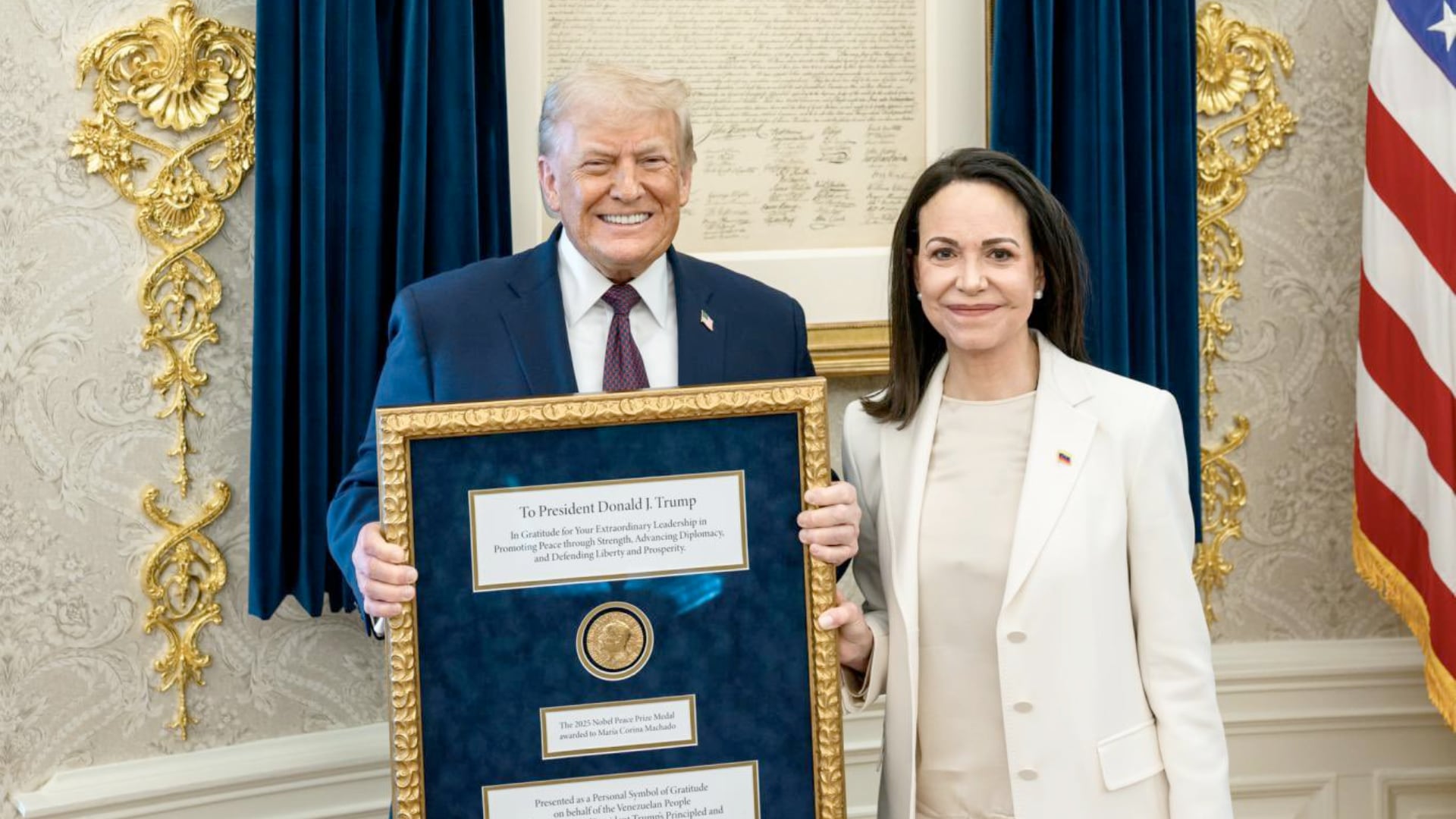 María Corina Machado entregó a Donald Trump la medalla física del Premio Nobel de la Paz 2025 durante un encuentro en Washington.