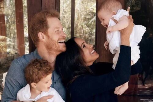 Reina Isabel II felicita a bisnietos.