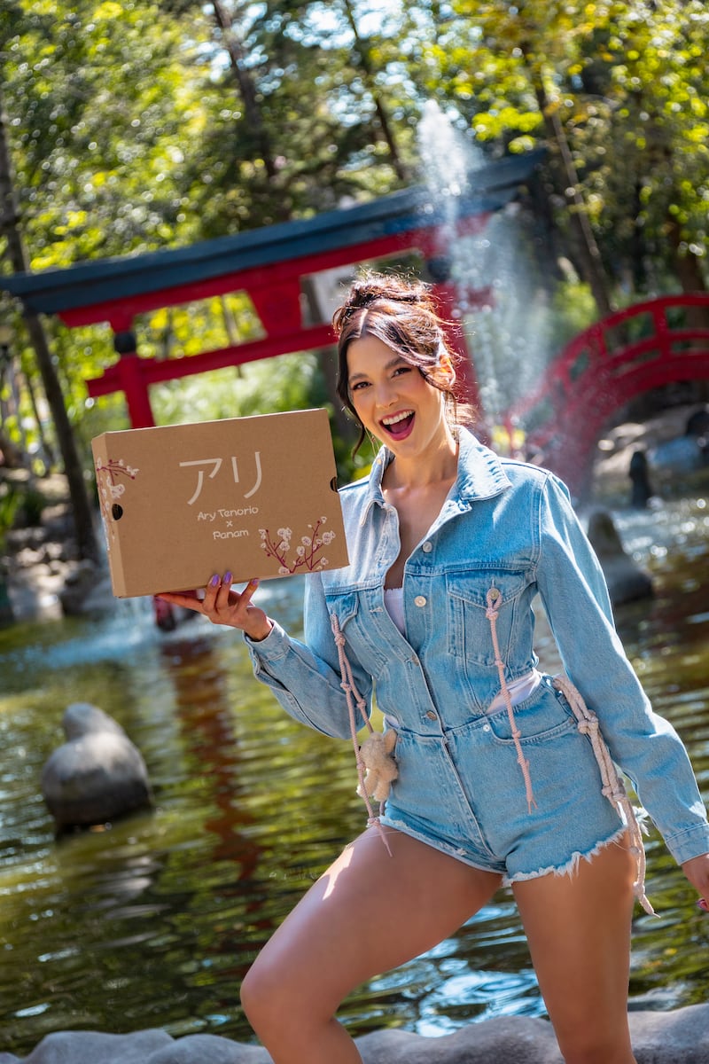 La influencer diseña junto a Panam, un par versátil con detalles en katakana, suela tipo skate, materiales texturizados y accesorios exclusivos