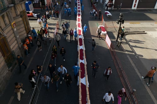 Con 19 mil piezas, Puebla impone Récord Guinness con rosca de Reyes gigante