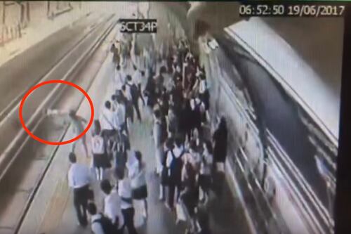 Captan momento en que mujer cae a las vías del tren en Tailandia