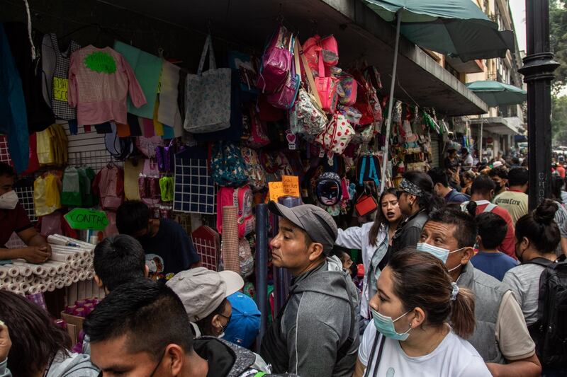 Previo al regreso a clases decenas de familias abarrotan las calles del Centro Histórico para surtir la lista de útiles escolares. Foto: Cuartoscuro