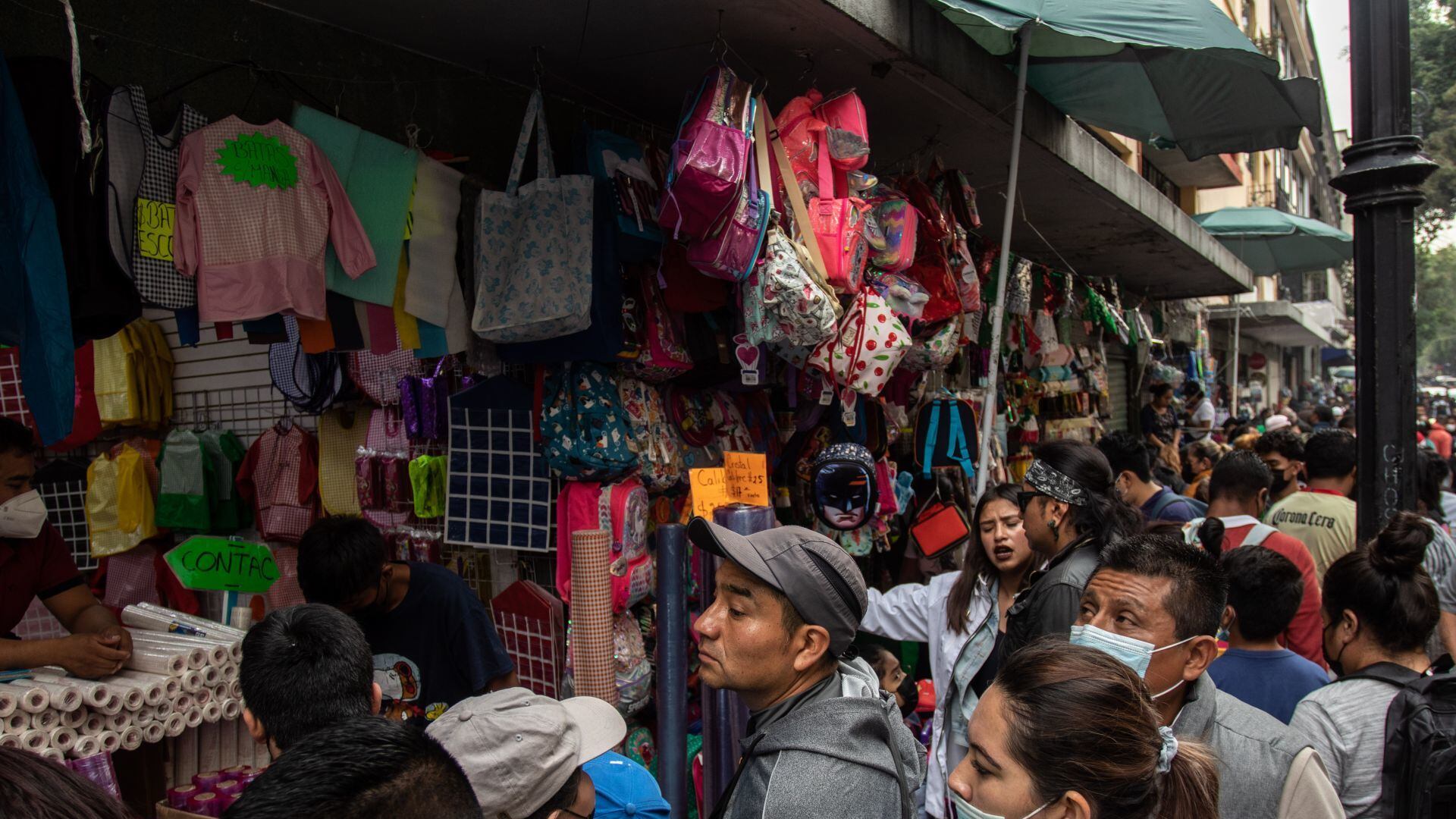 Previo al regreso a clases decenas de familias abarrotan las calles del Centro Histórico para surtir la lista de útiles escolares. Foto: Cuartoscuro