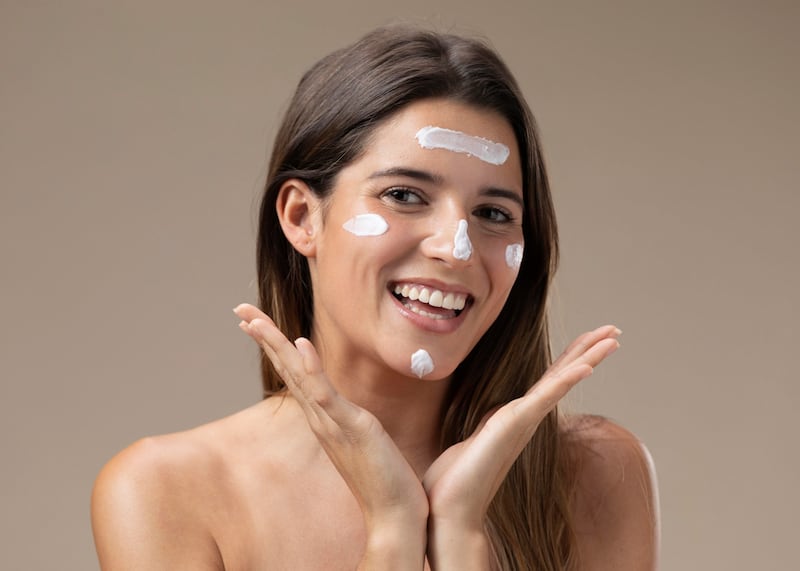 Aquí te mostramos una guía que te ayudará a cuidar de la salud de tu dermis y recomendaciones de productos para tu tipo de piel