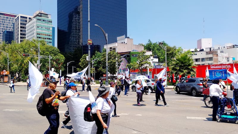 Manifestación paraliza Reforma e Insurgentes; Metrobús reporta cierres y desvíos