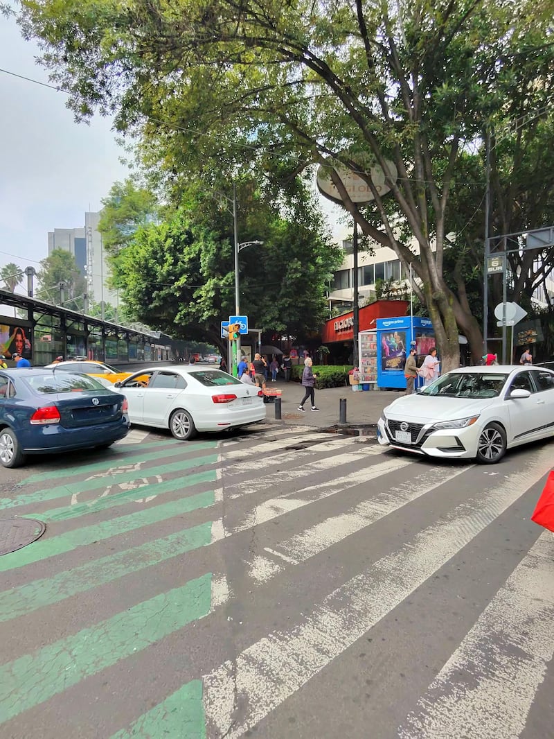 Insurgentes Sur: Manifestantes instalan casas de campaña frente a SICT; alternativas viales