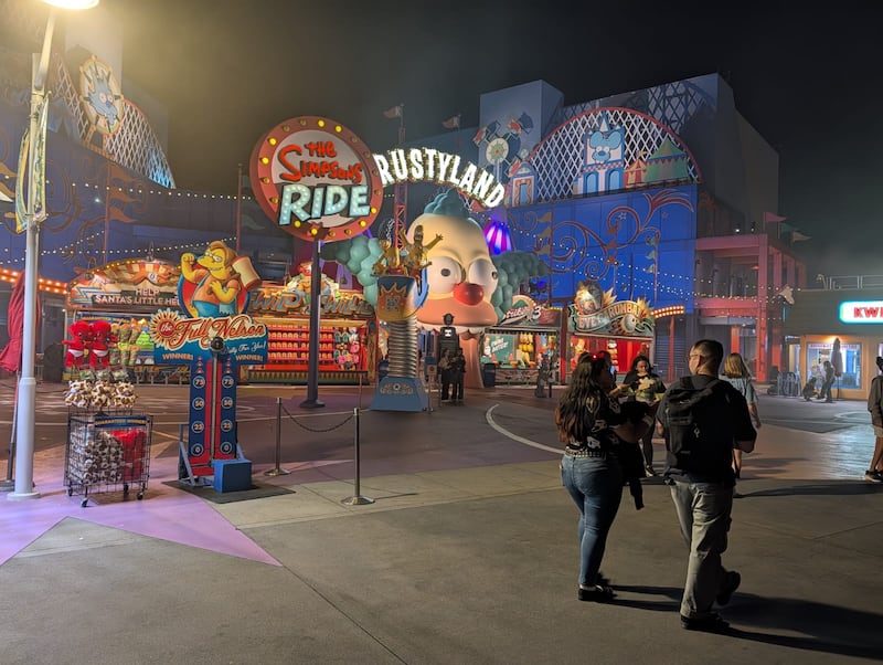 Probamos el nuevo Google Pixel 10 Pro entre luces tenebrosas, monstruos y niebla en Universal Studios Hollywood