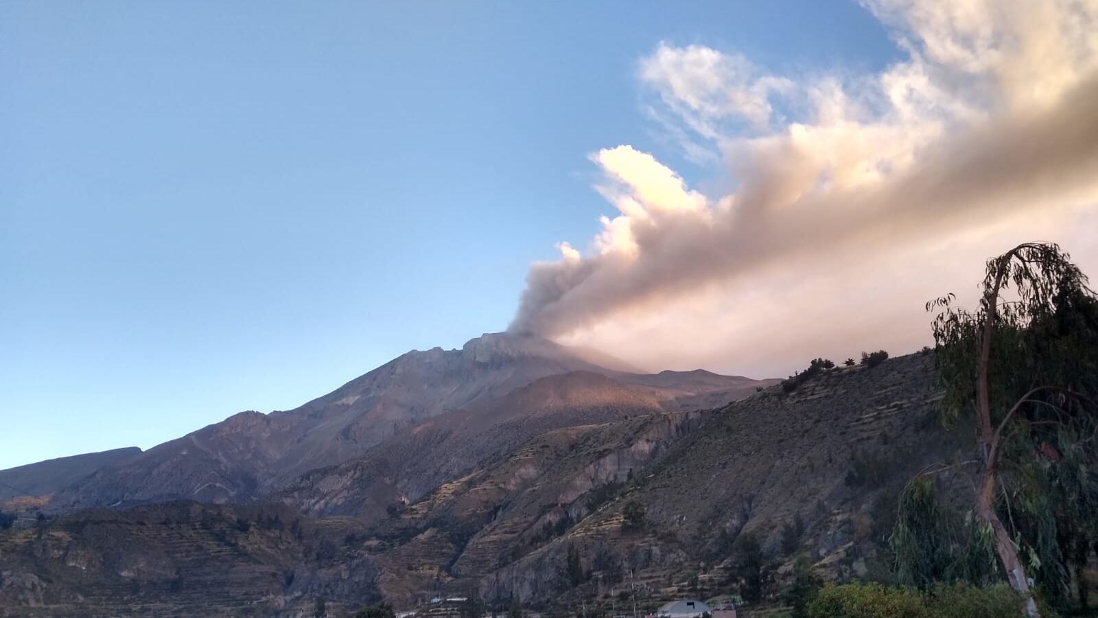 Estado de emergencia en Perú por explosión del volcán Ubinas