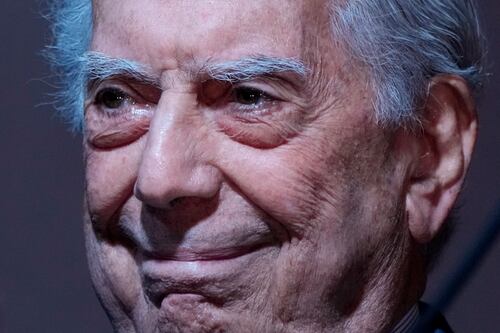 Mario Vargas Llosa salió del hospital tras recuperarse de Covid-19