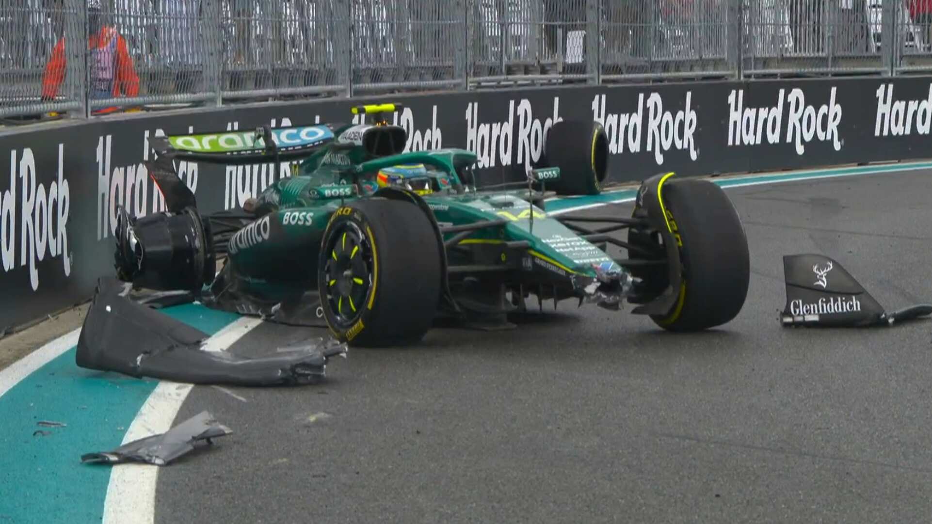 Fernando Alonso sufrió fuerte impacto contra el muro de contención.