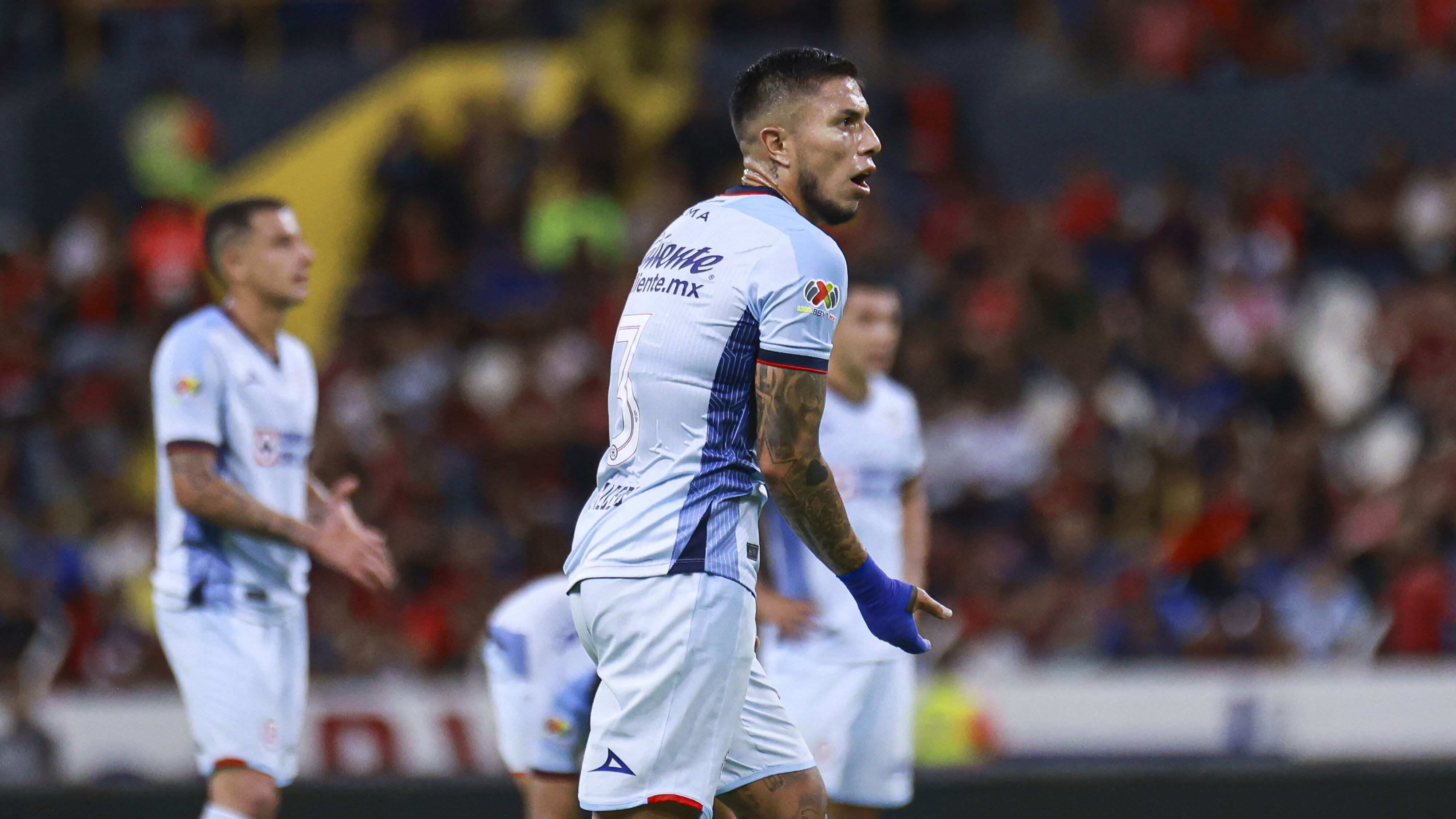 Carlos Salcedo apunta a ser titular en el duelo
