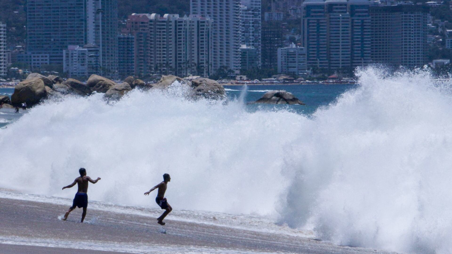 Mar de fondo afecta a Acapulco en plenas vacaciones de Semana Santa