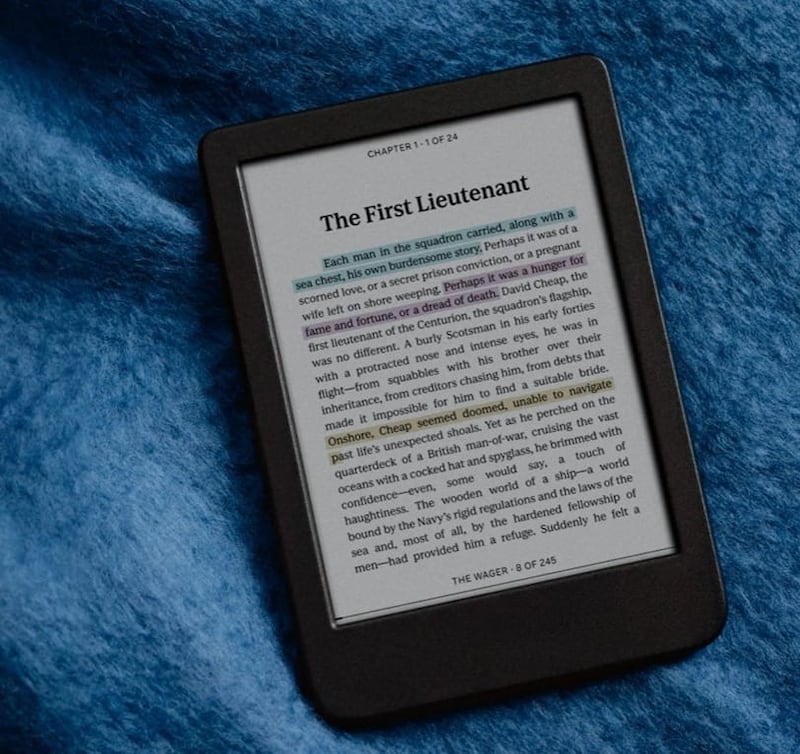 Ligero, resistente al agua y con pantalla a color, el Kobo Clara Colour es ideal para quienes disfrutan de novelas gráficas, libros ilustrados y artículos web. Además, permite escuchar audiolibros vía Bluetooth y ofrece estadísticas detalladas de lectura