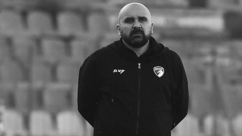 Tragedia en el futbol: Reconocido entrenador muere en pleno partido tras sufrir un paro