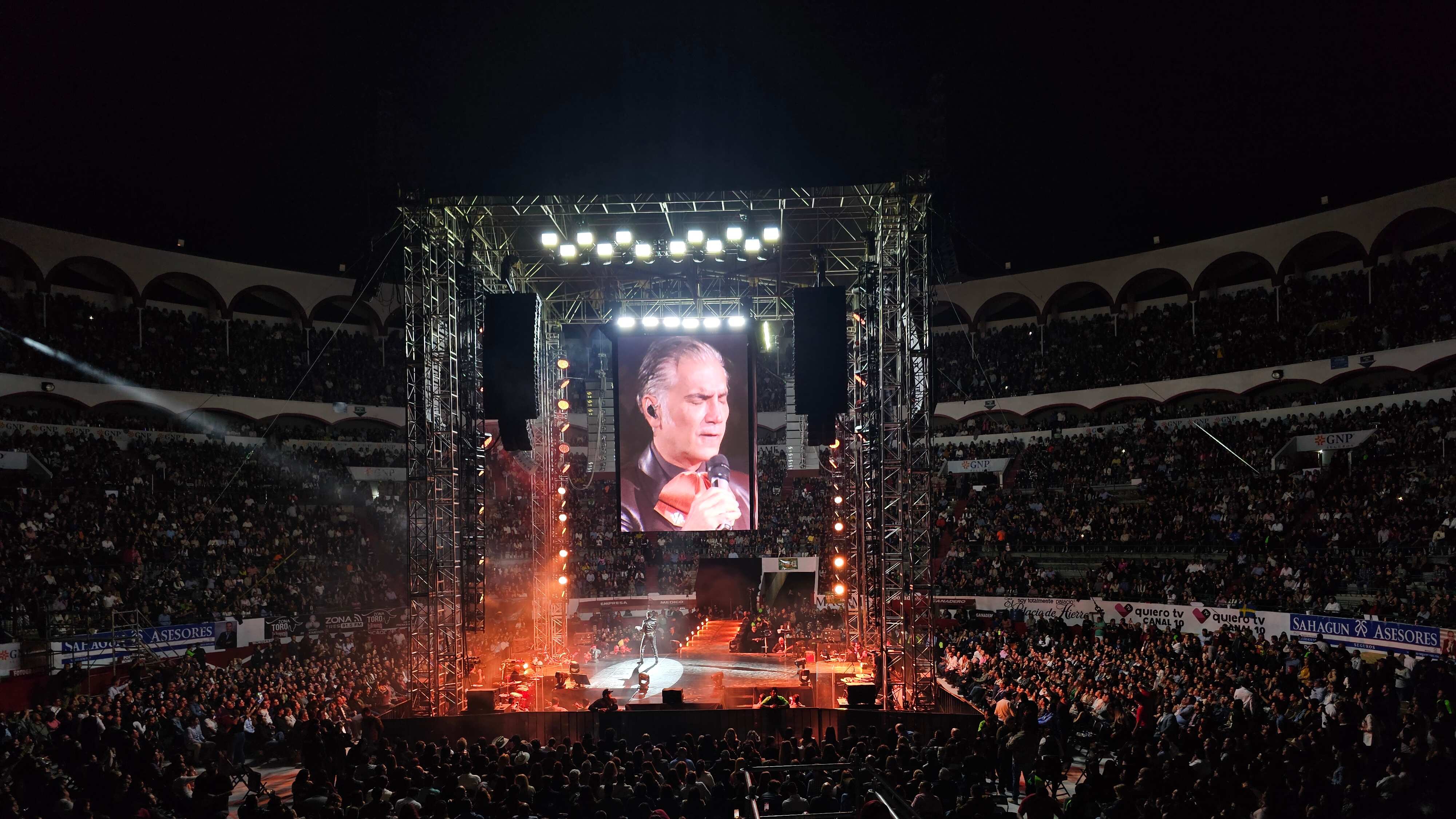 El cantante interpretó sus éxitos en su tierra y acompañado de su familia.