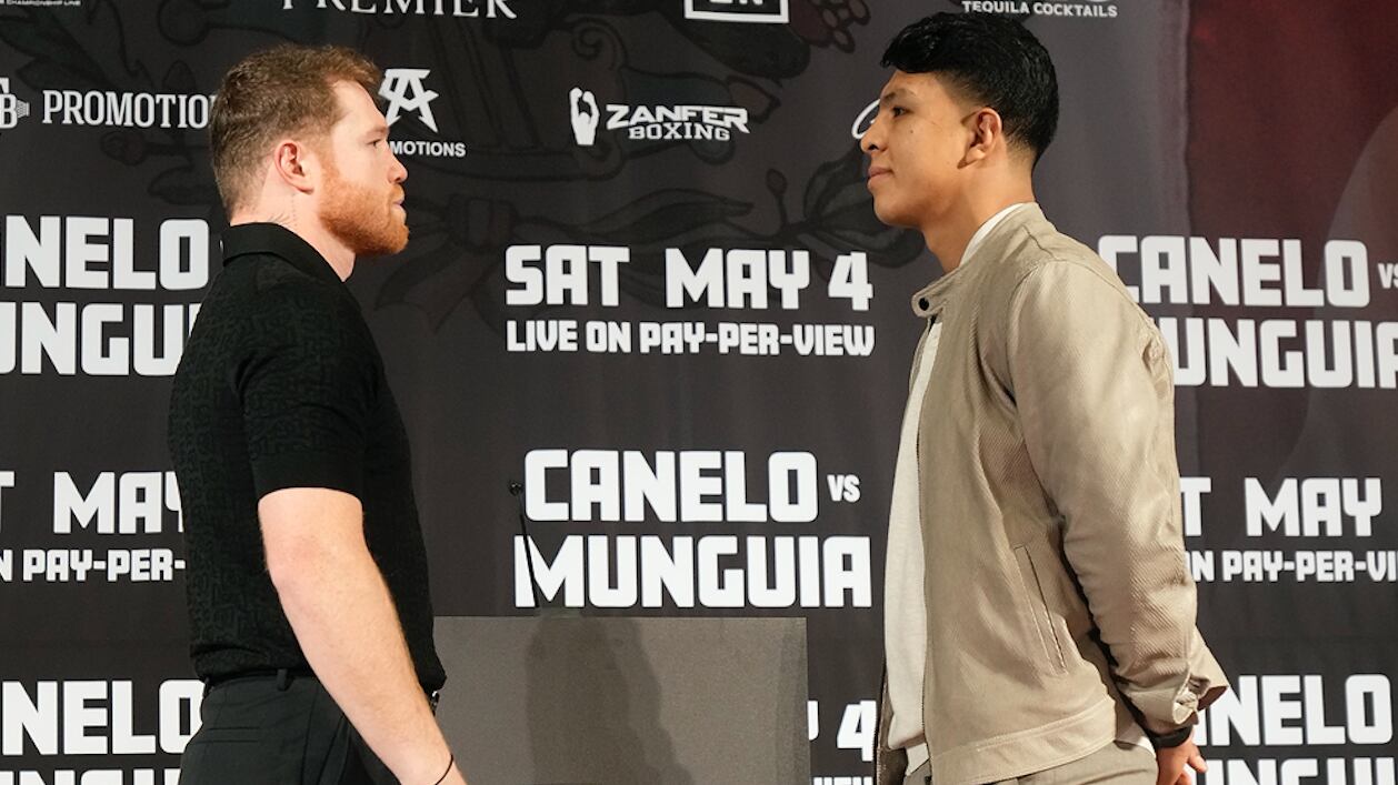 Canelo Álvarez y Jaime Munguía se mostraron admiración en su primer careo en Los Ángeles, California.