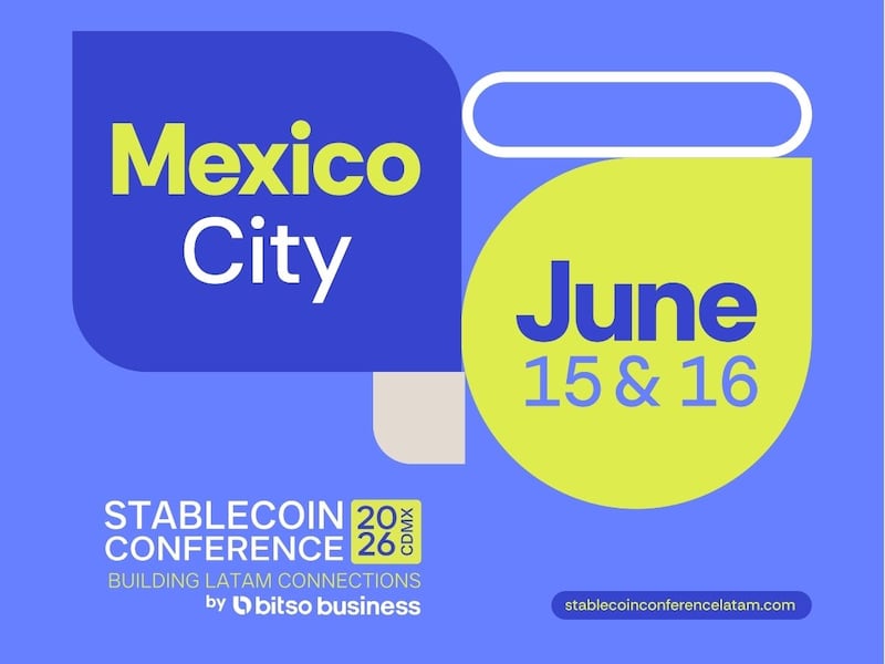 Asistentes recorren el área de exhibición de Bitso Business durante la Stablecoin Conference en la Ciudad de México.