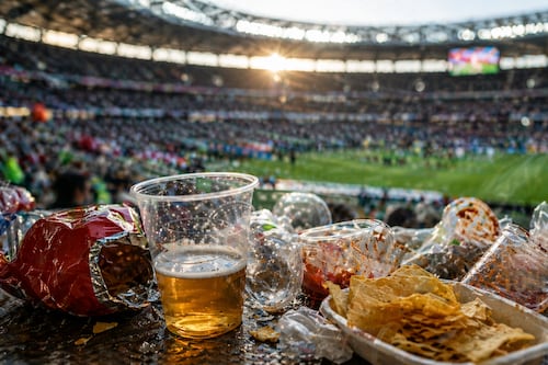 Goles, papitas y micheladas generarán hasta 15 toneladas de basura por partido en el Mundial