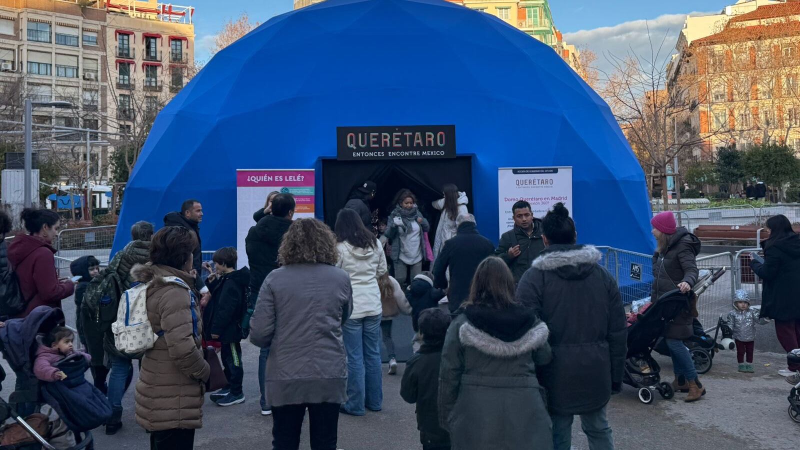 Instalan Domo Inmersivo en la Plaza de Chamberí rumbo a FITUR 2026